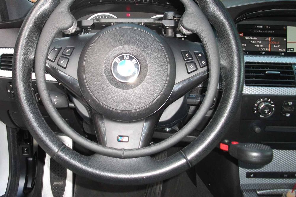 Acelerador de volante instalado en un BMW