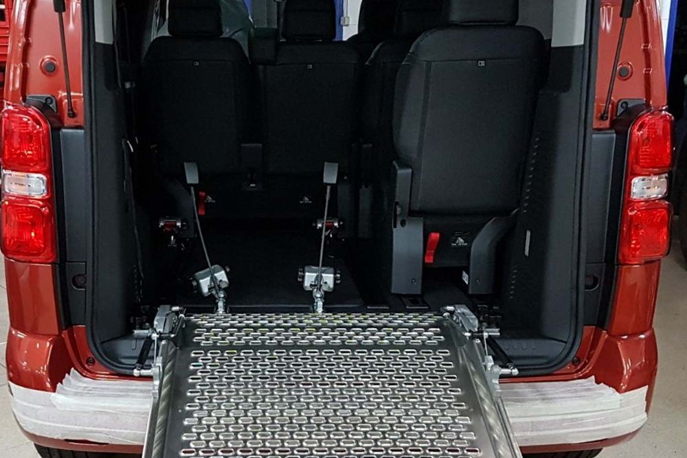 Rampa trasera y anclajes para silla de ruedas en una furgoneta