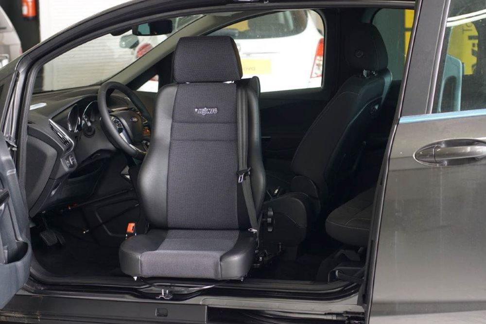 Asiento giratorio extraído por la puerta del coche
