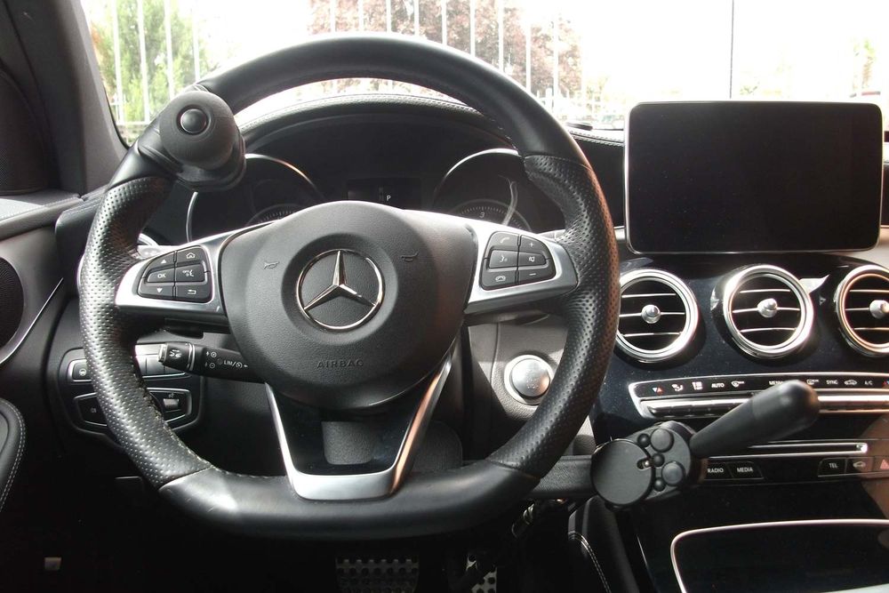 Leva de mando manual junto al volante de un Mercedes